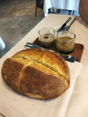 Pagnotta di grano duro appena sfornata con burri aromatizzati (olio di qualità per i vegani) at AMARE in Carpi
