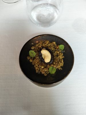 Entrée offerta dalla chef: dattero ripieno di formaggio vegetale con anacardo su crumble at AMARE in Carpi