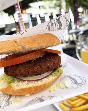 Llavaneras Burger: vegan pea protein burger (Heura) with homemade guacamole, red onion, tomato and lettuce at John's Grobe in Premia De Mar