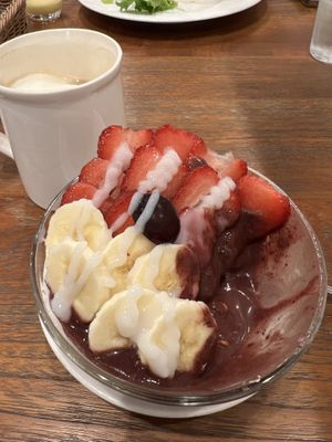Açaí with corn flakes in the bottom    at CHOICE in Kyoto