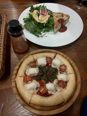 Pizza and quiche at CHOICE in Kyoto