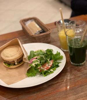 Burger and smoothies   at CHOICE in Kyoto