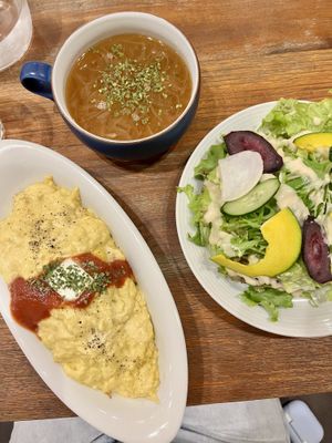 Omelette rice, onion soup & salad   at CHOICE in Kyoto