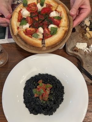 Pizza and charcoal risotto   at CHOICE in Kyoto