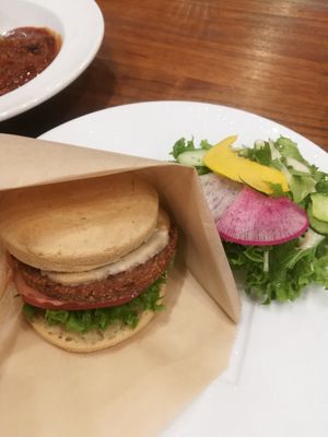 Burger avec fromage vegan at CHOICE in Kyoto