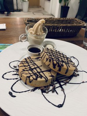 Chocolate pancakes and ice cream at CHOICE in Kyoto