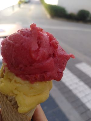 Fragola e frutto della passione at Gelateria Natura in Orgiva