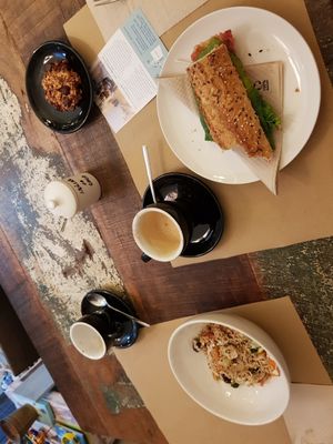 Pad Thai and beet hummus sandwhich at El Cafe Blueproject in Barcelona