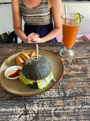 Tempeh Burger mit Süßkartoffelpommes, Saft mit Möhre, Ingwer und Apfel at Vegan Soul Cafe in Penida Island