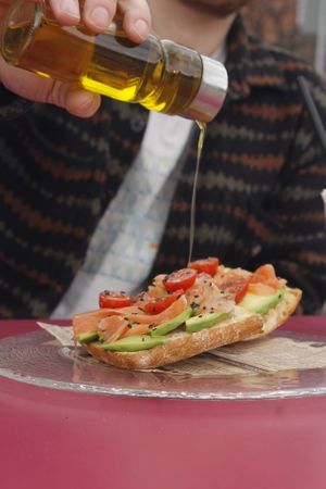 Tostada aguacate y cherrys puede ser sin salmón at Gastrobar Decibels in Premia De Mar