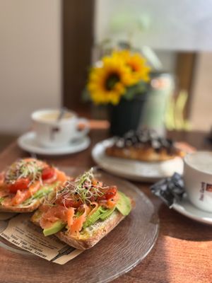 Tostadas aguacate pueden ser sin salmon at Gastrobar Decibels in Premia De Mar