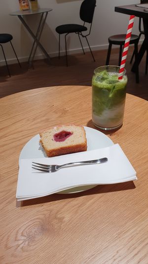 Vegan lemon raspberry loaf and an almond matcha latte (medium) at Coffeecompany in Breda