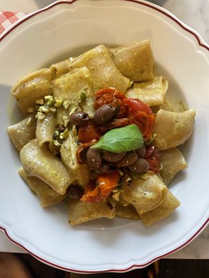 Paccheri con crema di pistacchi, granella di pistacchi, olive taggiasche e pomodorini   at Mi Scusi in Bergamo