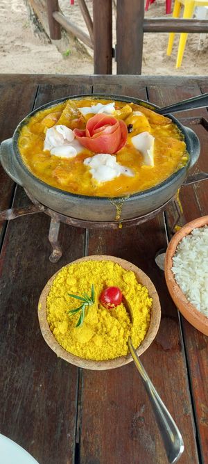 Moqueca vegana com acompanhamentos at Basílico in Cairu