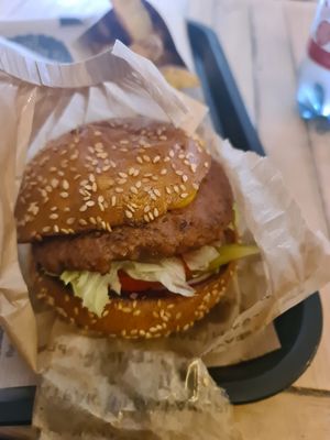 Gluten-free beyond burger at Hank Cuisine Végétale - Archives in Paris