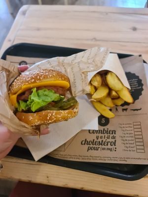 Burger and potatoes at Hank Cuisine Végétale - Archives in Paris