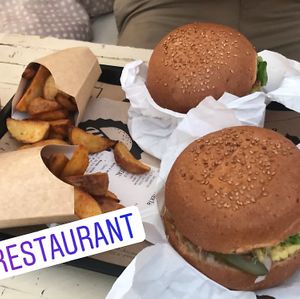 burgers et potatoes  at Hank Cuisine Végétale - Archives in Paris