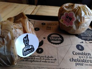 Burgers before unwrapping, with vegan facts on tray (Dec 2021) at Hank Cuisine Végétale - Archives in Paris