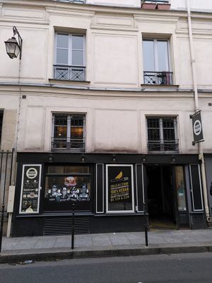 Outside the restaurant (Dec 2021) at Hank Cuisine Végétale - Archives in Paris