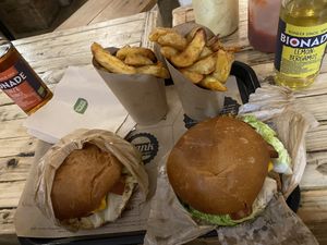 Two times the menu with the bacon burger at Hank Cuisine Végétale - Archives in Paris