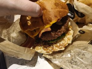 Bacon burger with hummus at Hank Cuisine Végétale - Archives in Paris