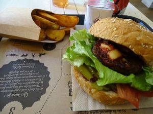 Smokey BBQ burger with wedges, drink and sorbet - meal deal at Hank Cuisine Végétale - Archives in Paris