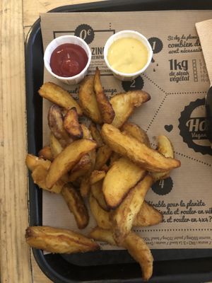 Potatoes ketchup and homemade mayo  at Hank Cuisine Végétale - Archives in Paris