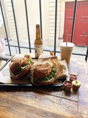 Burgers and Drinks  at Hank Cuisine Végétale - Archives in Paris