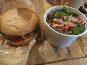 Burger and salad at Hank Cuisine Végétale - Archives in Paris
