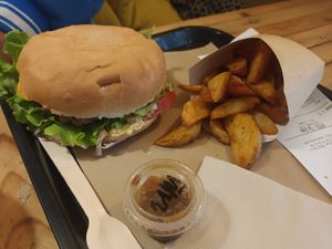 Burger and potato wedges at Hank Cuisine Végétale - Archives in Paris