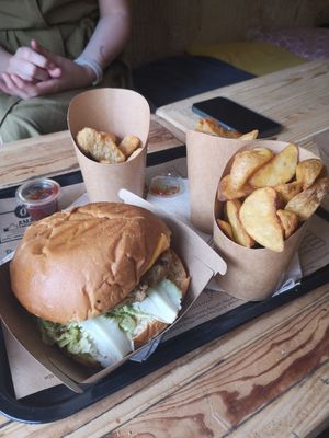 Burger with potatoes and "chicken" nuggets at Hank Cuisine Végétale - Archives in Paris
