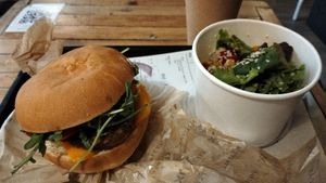 Menú con ensalada at Hank Cuisine Végétale - Archives in Paris