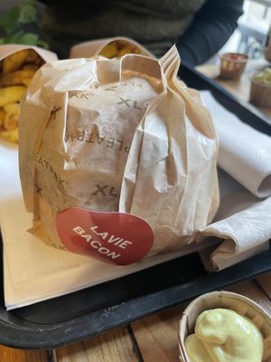 La vie Bacon Burger #Veganuary at Hank Cuisine Végétale - Archives in Paris