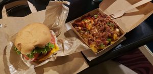 Burger and potatoes at Hank Cuisine Végétale - Archives in Paris