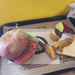 amazing burger  at Hank Cuisine Végétale - Archives in Paris