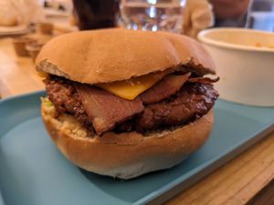 Bacon Burger mit Humus at Hank Cuisine Végétale - Archives in Paris