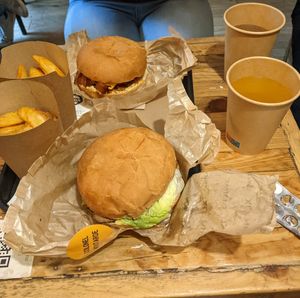 Burgers vegan at Hank Cuisine Végétale - Archives in Paris