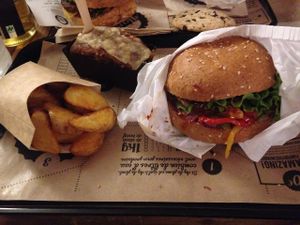 Hank burger at Hank Cuisine Végétale - Archives in Paris