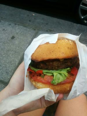 vegan burger at Hank Cuisine Végétale - Archives in Paris
