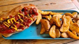 Hankdog and potato wedges at Hank Cuisine Végétale - Archives in Paris