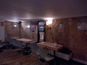 Upstairs seating at Hank Cuisine Végétale - Archives in Paris