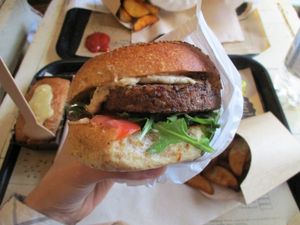 "La Rockeuse" burger (creamy fig sauce), potato wedges and carrot cake at Hank Cuisine Végétale - Archives in Paris