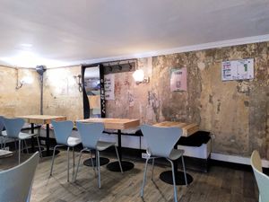 Eat-in space at Hank Cuisine Végétale - Archives in Paris