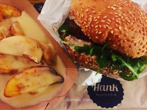 Fig and rocket burger with cheesy chips  at Hank Cuisine Végétale - Archives in Paris