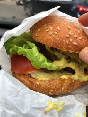 Delicious vegan burger to takeaway at Hank Cuisine Végétale - Archives in Paris