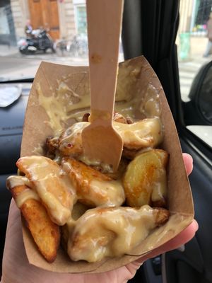 Melted cheesy fries.... so good!!! Almost forgot to take the pic until I was halfway through lol at Hank Cuisine Végétale - Archives in Paris