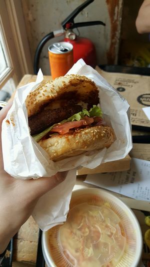 l'allume burger (bbq and peppers) at Hank Cuisine Végétale - Archives in Paris