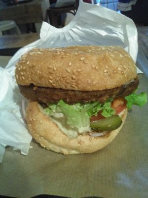 The Tourist burger at Hank Cuisine Végétale - Archives in Paris