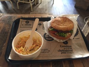 Coleslaw et burger du touriste  at Hank Cuisine Végétale - Archives in Paris