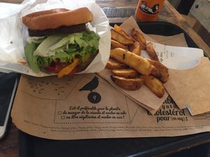 Potatoes et burger l’allumé at Hank Cuisine Végétale - Archives in Paris